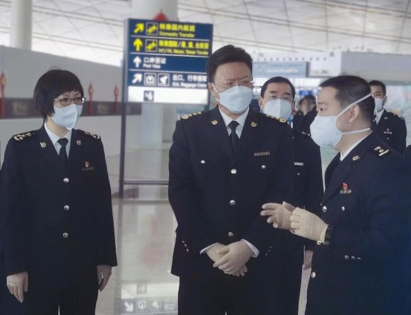 俞建华到首都机场海关调研慰问